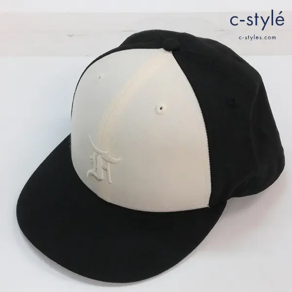 NEW ERA × FEAR OF GOD ESSENTIALS キャップ 59FIFTY 7・3/8 ブラック×ホワイト Fロゴ