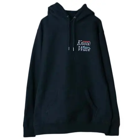 KNOW WAVE(ノウウェイブ) EMBROIDERED SERIF PULLOVER/ロゴ プリントパーカー