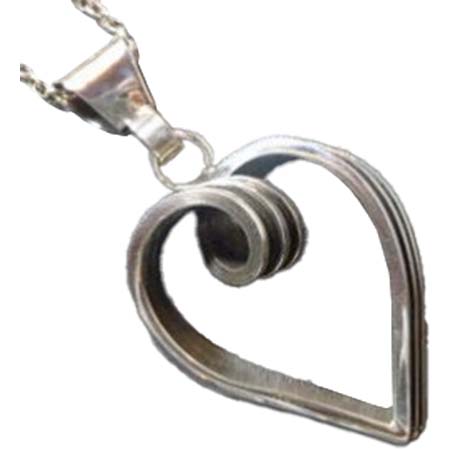 Tom & Hawk(トム＆ホーク) ラインデザイン　ねじれハート型