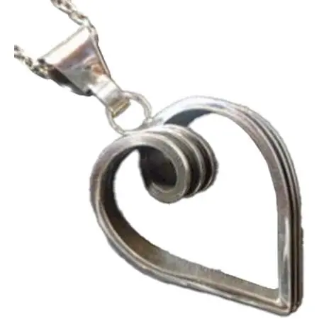 Tom & Hawk(トム＆ホーク) ラインデザイン　ねじれハート型